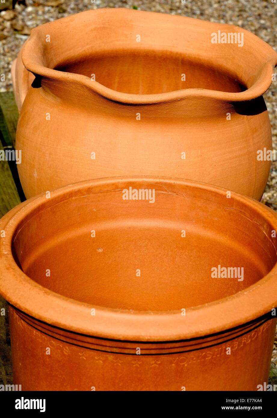 Ceramica vasi da giardino in vendita in un giardino centro Inghilterra Regno Unito Foto Stock