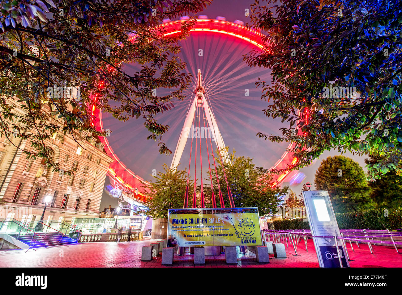 London Eye notte alberi patrimonio terrapieno di ruota Foto Stock