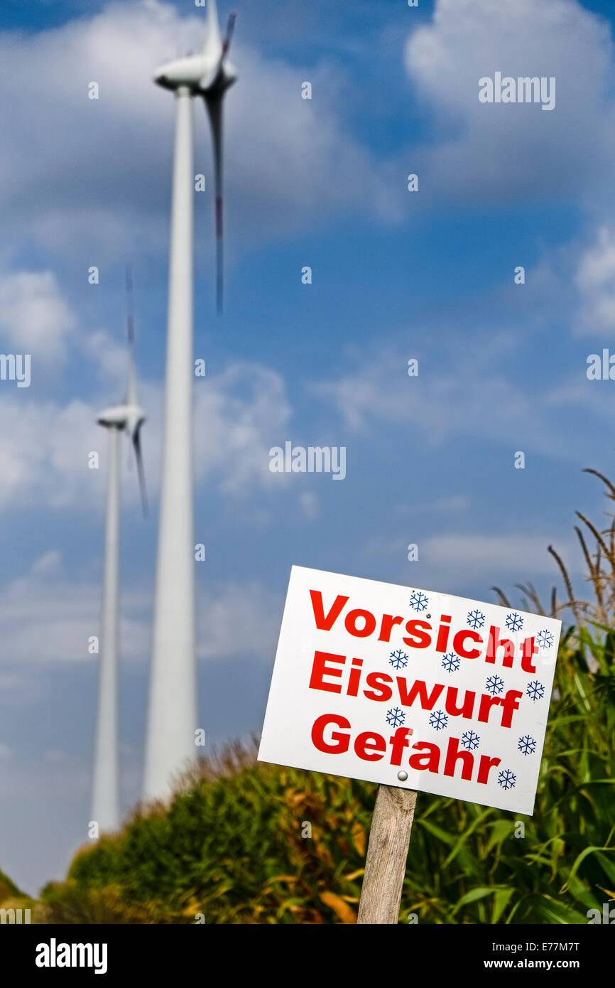 Segnaletica di pericolo nella parte anteriore delle turbine eoliche vicino a Wustermark, Brandeburgo, Germania Foto Stock