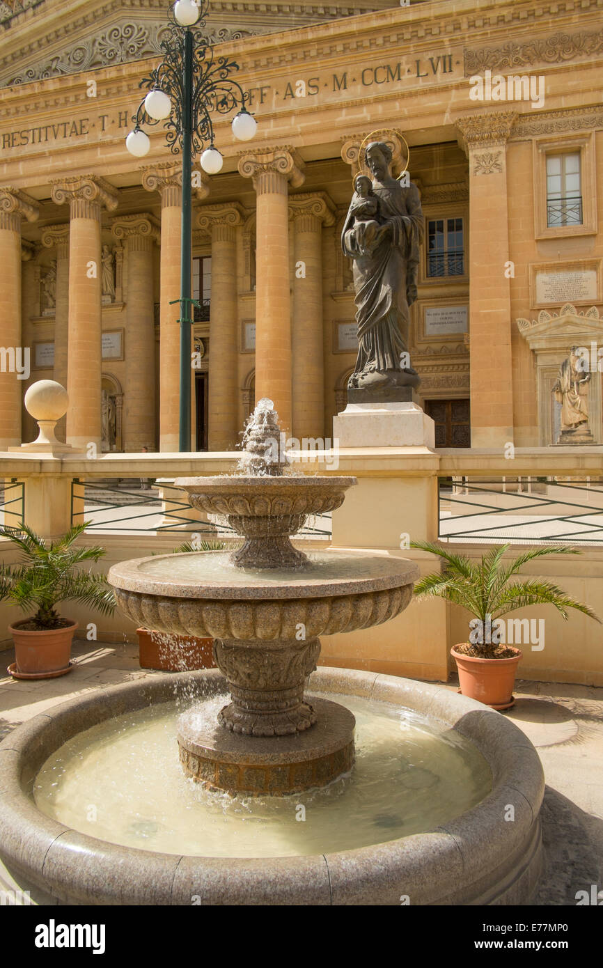 La Chiesa Parrocchiale di Santa Maria nella città di Mosta sull'isola mediterranea di Malta Foto Stock