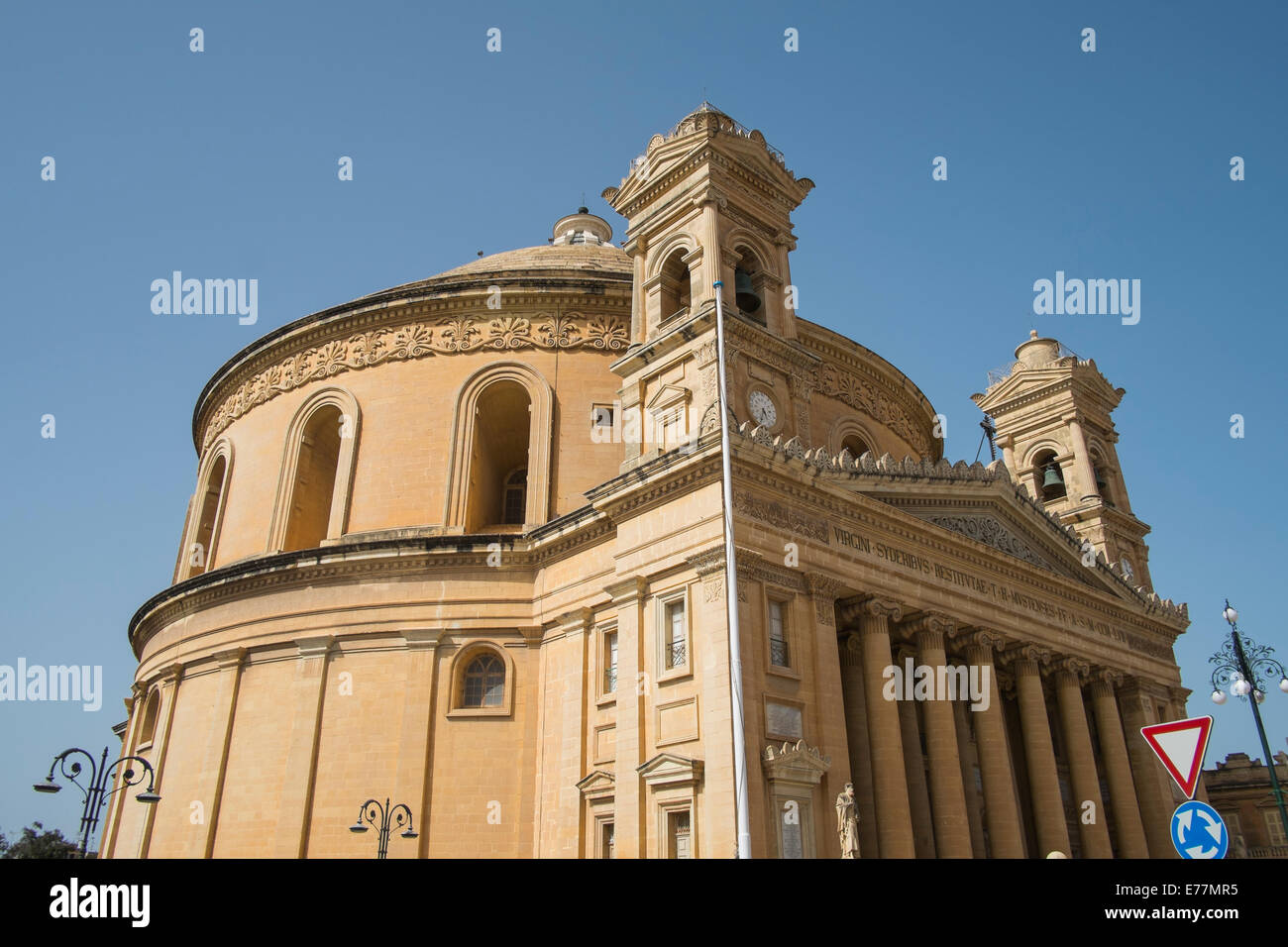 La Chiesa Parrocchiale di Santa Maria nella città di Mosta sull'isola mediterranea di Malta Foto Stock