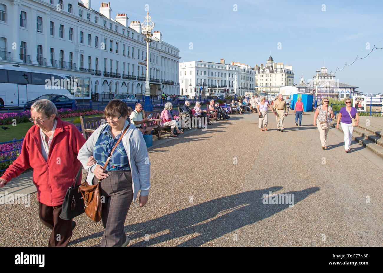 La vecchiaia ai pensionati sul lungomare di Eastbourne Regno Unito Foto Stock