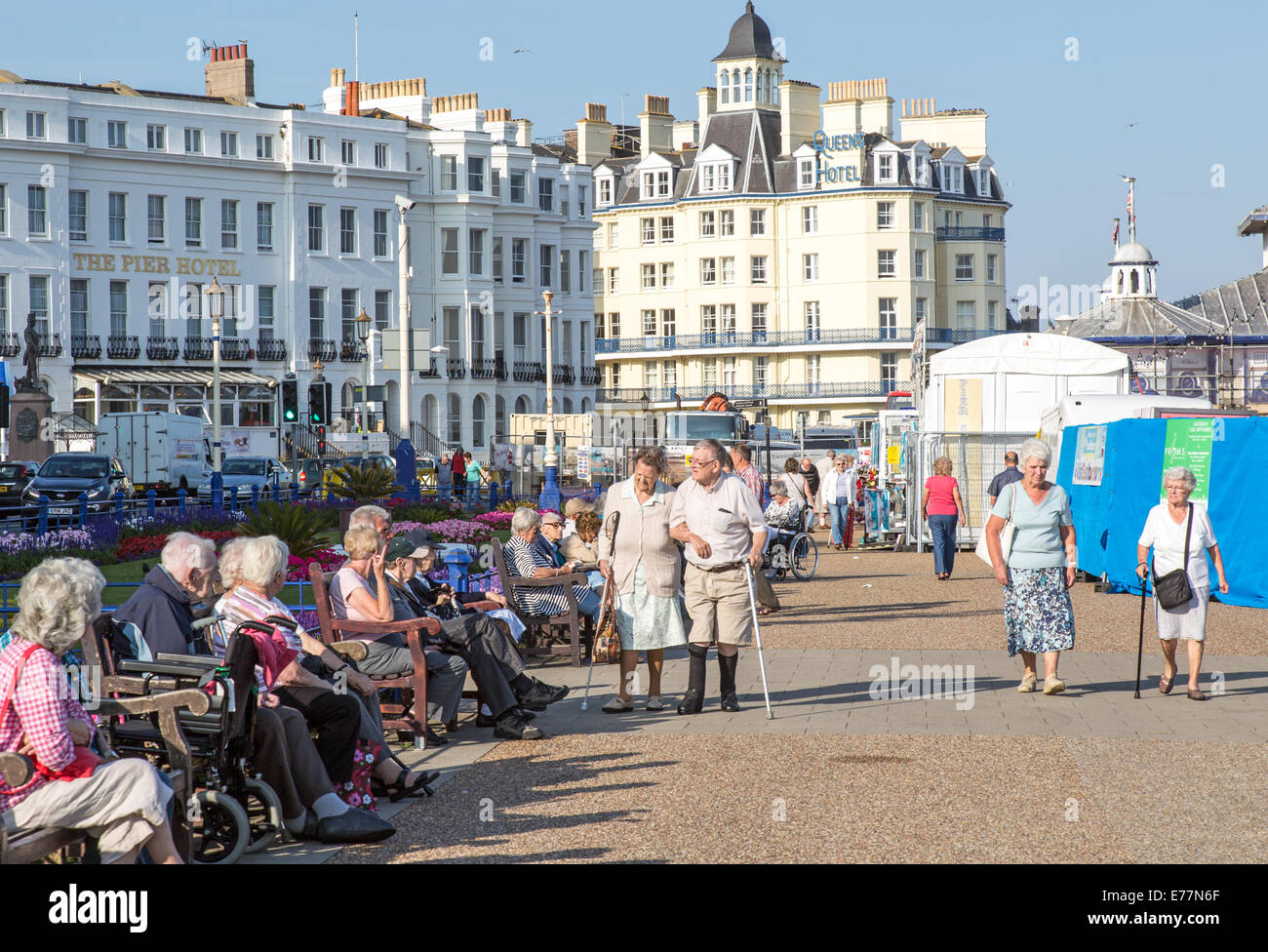 La vecchiaia ai pensionati sul lungomare di Eastbourne Regno Unito Foto Stock