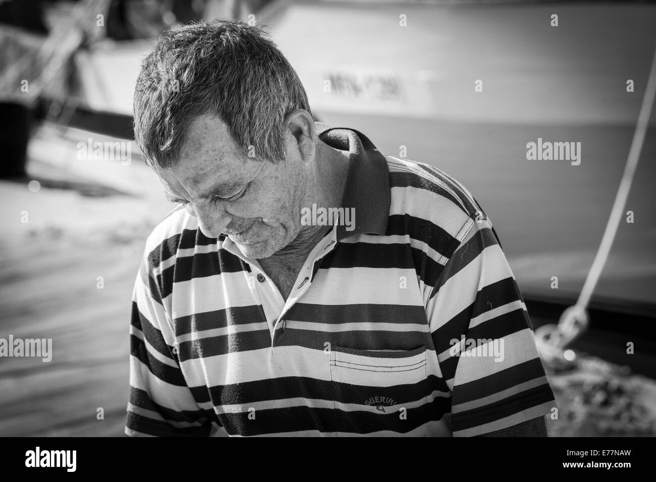 La mattina presto al porto di Marsaxlokk a Malta dove i pescatori possono essere trovati accudire barche Foto Stock