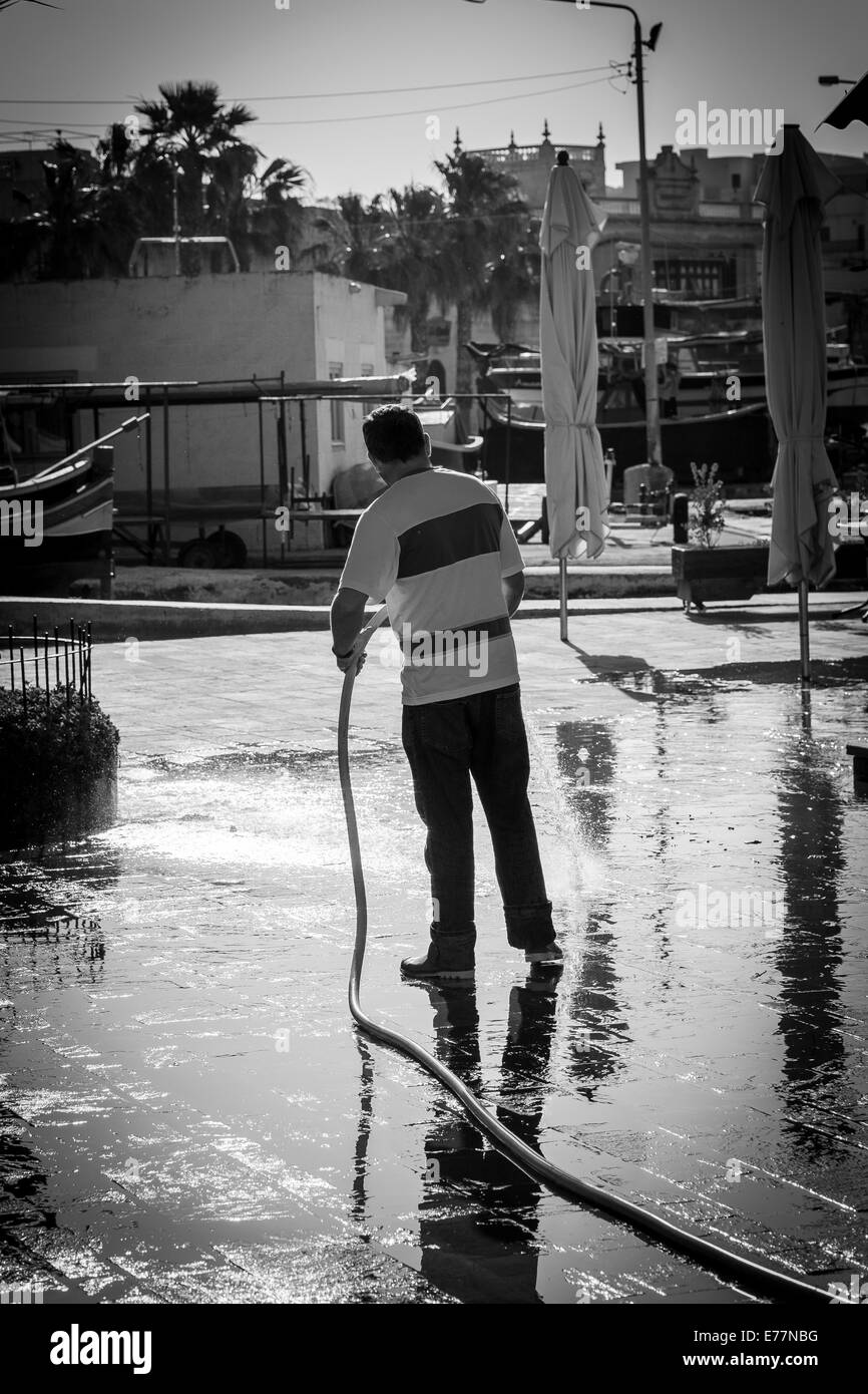 La mattina presto al porto di Marsaxlokk a Malta dove i pescatori possono essere trovati accudire barche Foto Stock