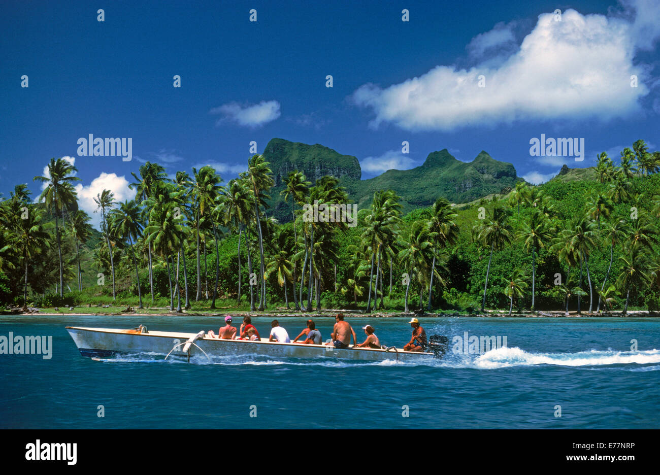 Canoa Outrigger con turisti motoring passato isola di Bora Bora nella Polinesia francese Foto Stock