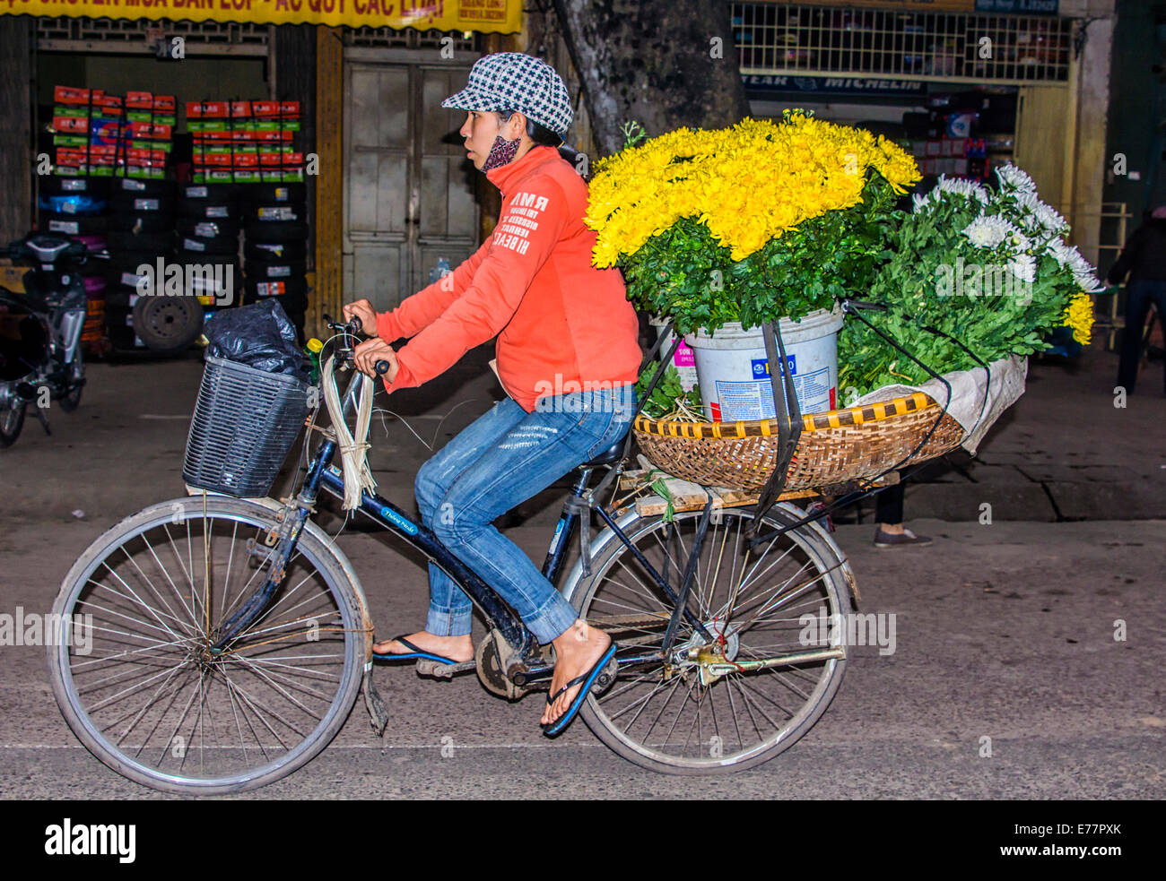 Fiore di Retail shop proprietario lascia notturni di mercato all'ingrosso in bici. Foto Stock