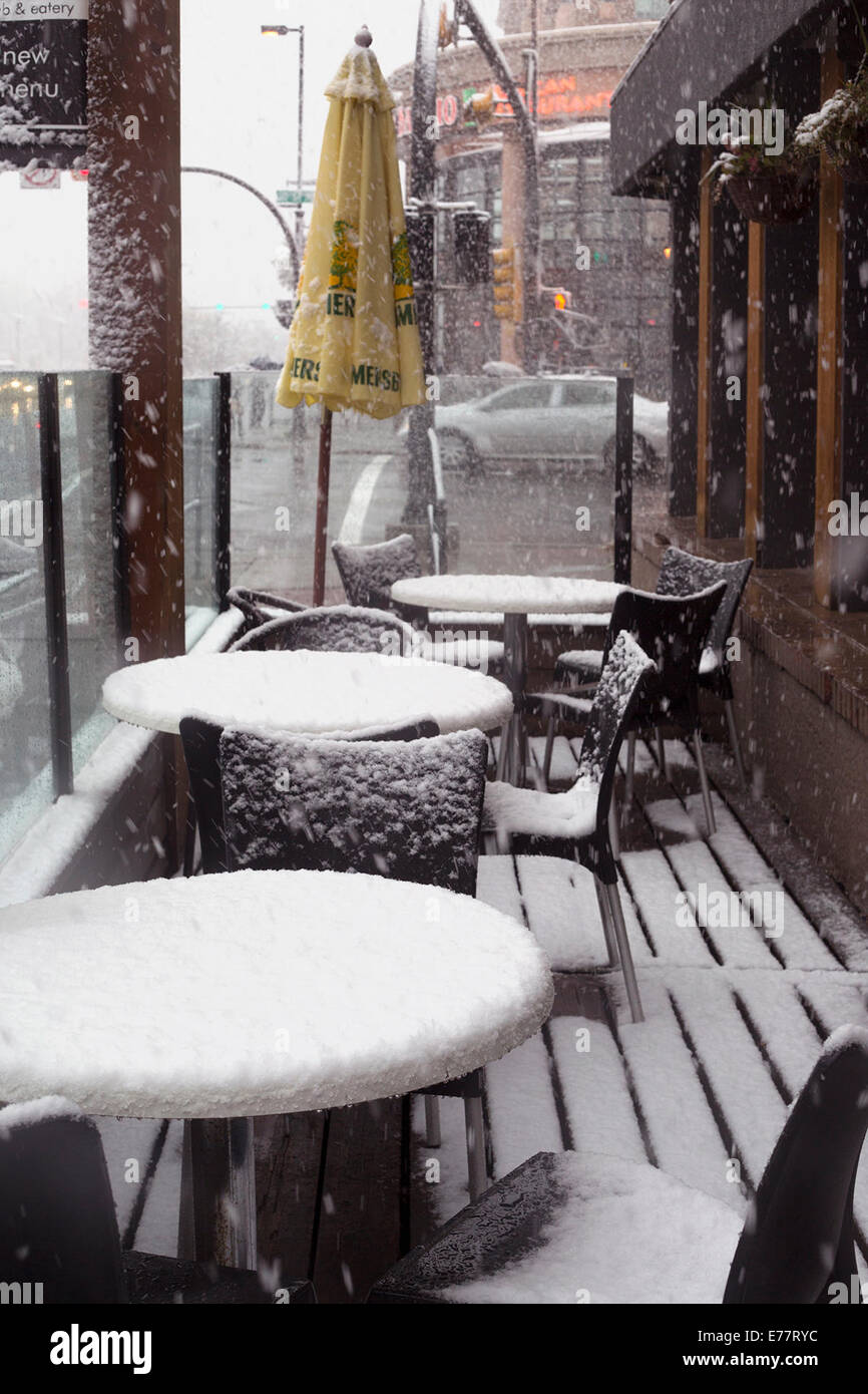 Calgary, Alberta, Canada, 8 Sep, 2014. La bottiglia House Pub di patio esterno non è utilizzato oggi come la prima nevicata della stagione mette fine all'estate, con ambiente Canada predire 5-10 centimetri. Questo è un cambiamento brusco da 25 gradi C meteo che Calgarians goduto di ieri. Credito: Rosanne Tackaberry/Alamy Live News Foto Stock