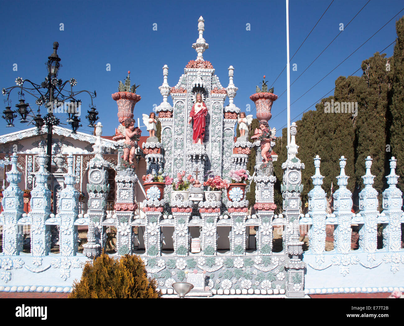 La House of Sugar di Rufino Loya Rivas a El Paso, Texas, è una meraviglia dell'arte popolare colorata che unisce dolcezza e creatività in ogni dettaglio. Foto Stock