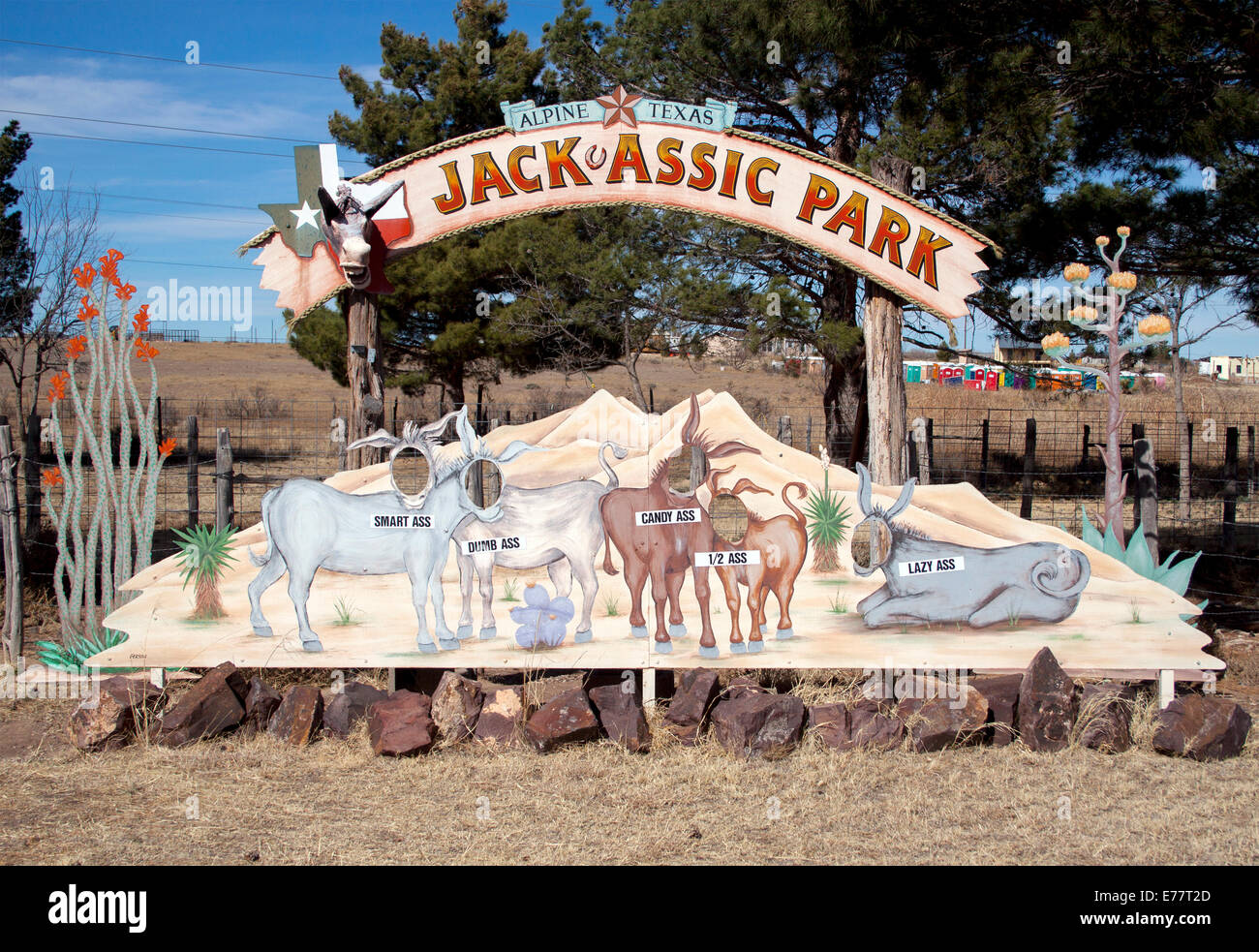 Il Jack Assic Park di Alpine, Texas, espone vivaci sculture artistiche all'aperto che mescolano creatività e cultura locale in un affascinante ambiente desertico. Foto Stock