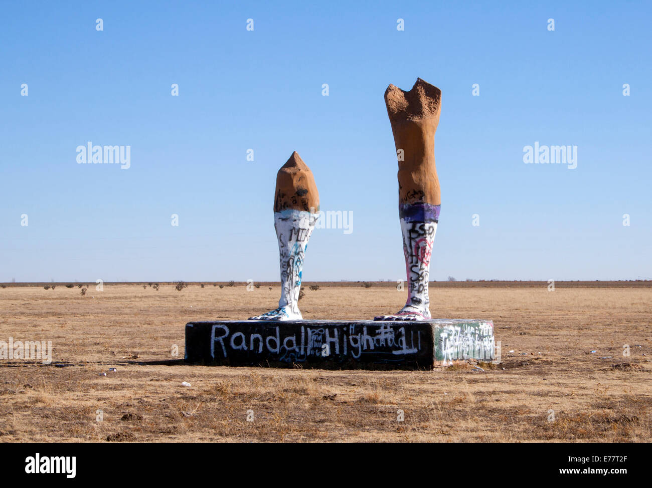 La scultura Giant Legs di Amarillo, Texas, è un'eccentrica pietra miliare a lato della strada che cattura giocosamente lo spirito divertente della cultura artistica pubblica del Texas. Foto Stock