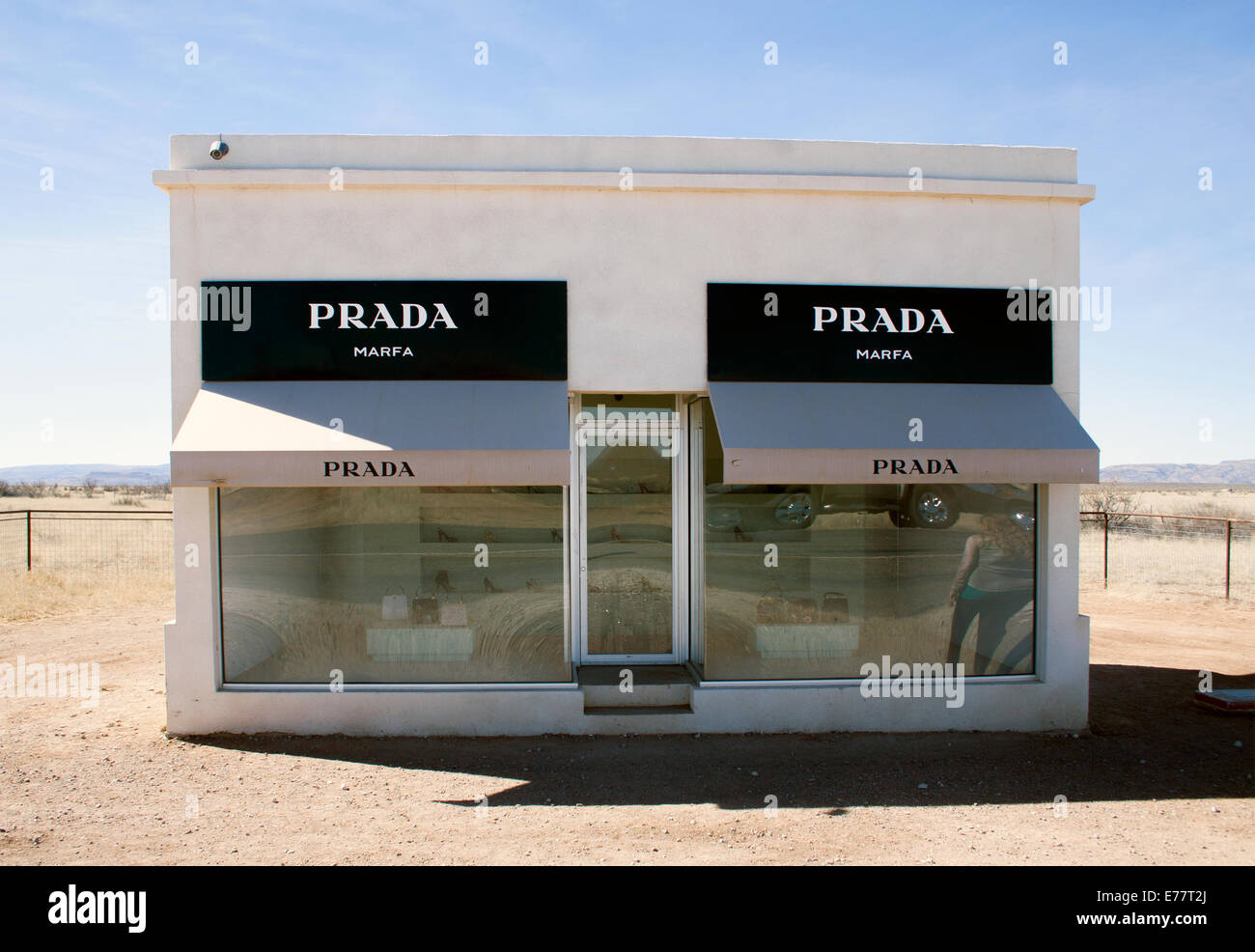 L'installazione artistica del negozio Prada a Valentine, Texas, contrasta il lusso e la vastità del deserto, scatenando meraviglia e l'atmosfera surreale delle attrazioni lungo la strada. Foto Stock