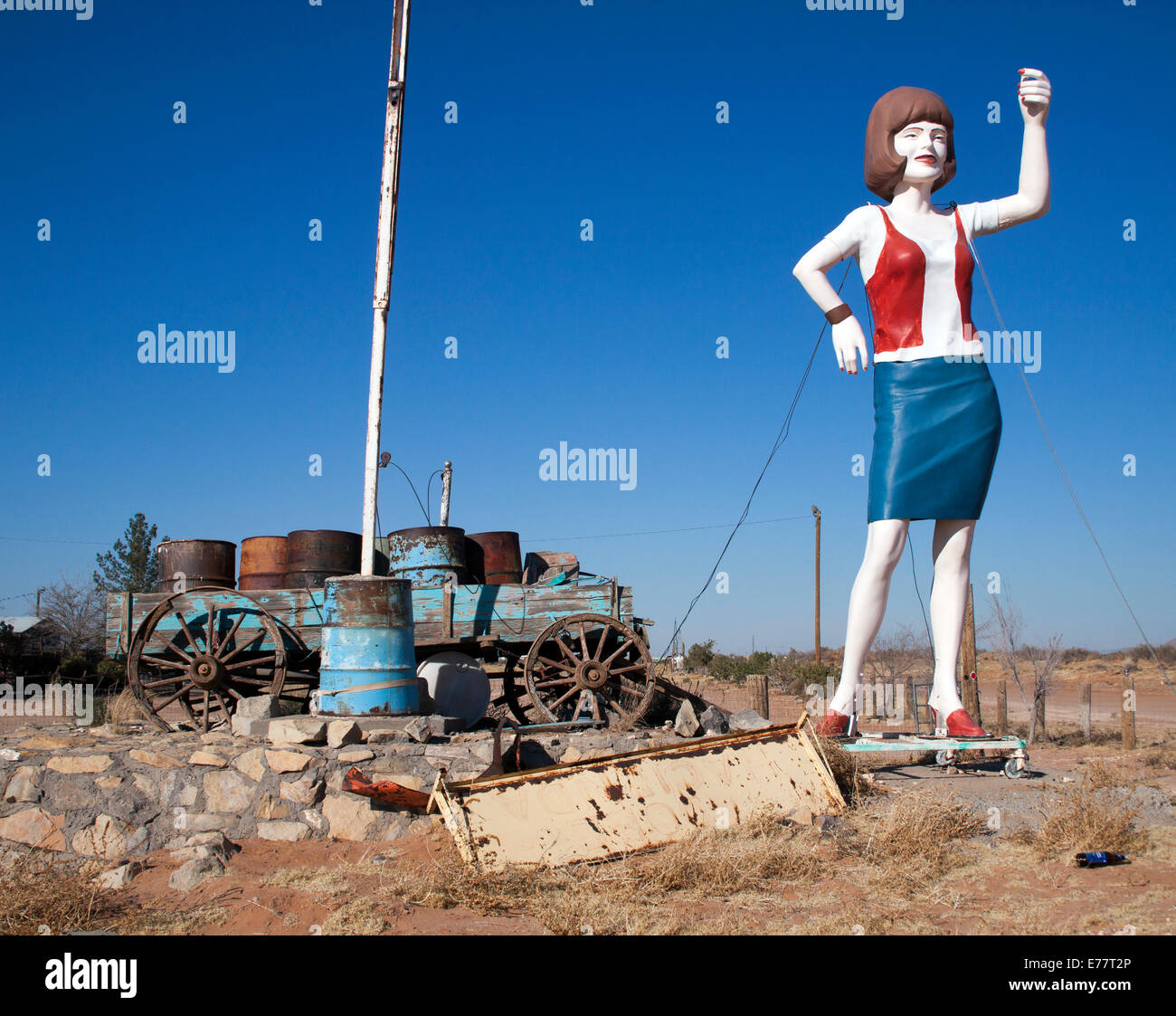 Statua Uniroyal Gal a El Paso, Texas, si erge alta nel classico stile americano a lato della strada, un'iconica donna gigante in vetroresina. Foto Stock