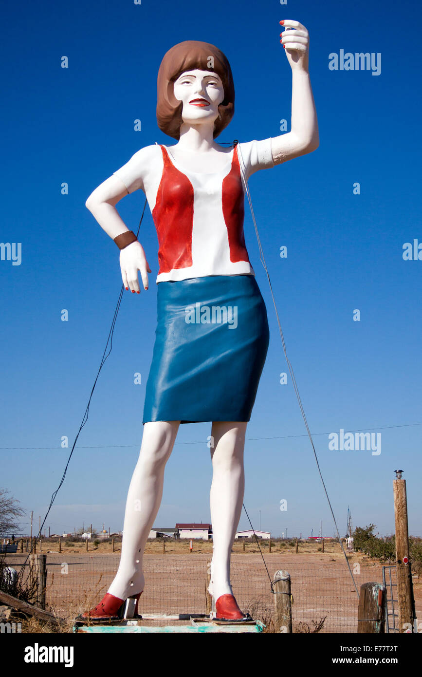 Statua Uniroyal Gal a El Paso, Texas, si erge alta nel classico stile americano a lato della strada, un'iconica donna gigante in vetroresina. Foto Stock