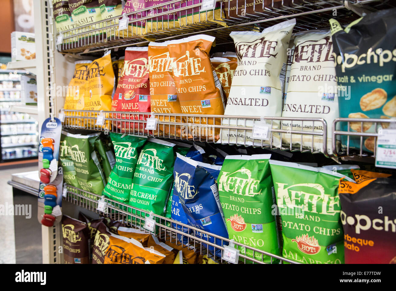 Un alimenti naturali fruttivendolo corsia con ripiani di naturale potato chips. Foto Stock