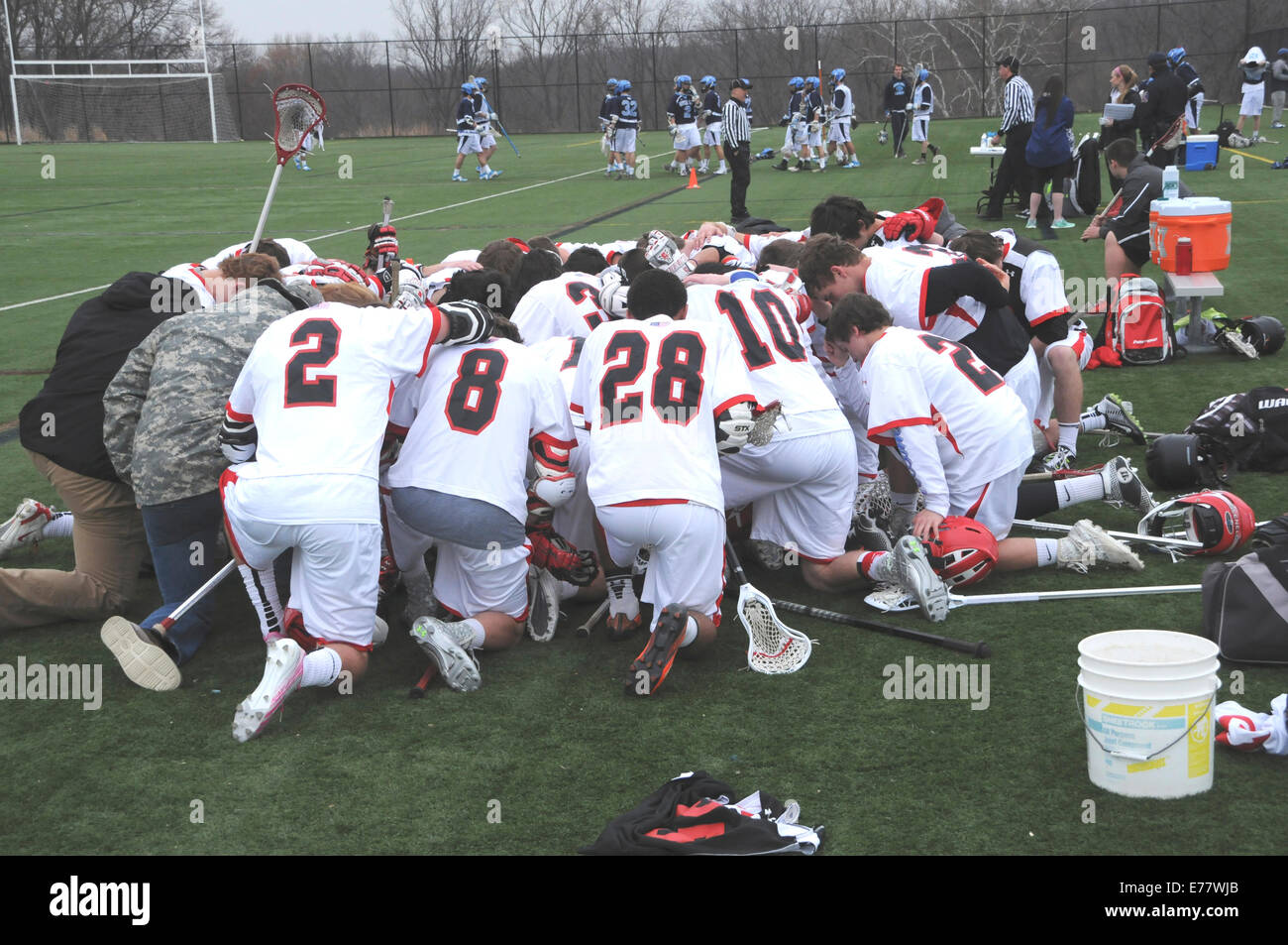 Lacrosse team prega prima di giocare un gioco di lacrosse Foto Stock