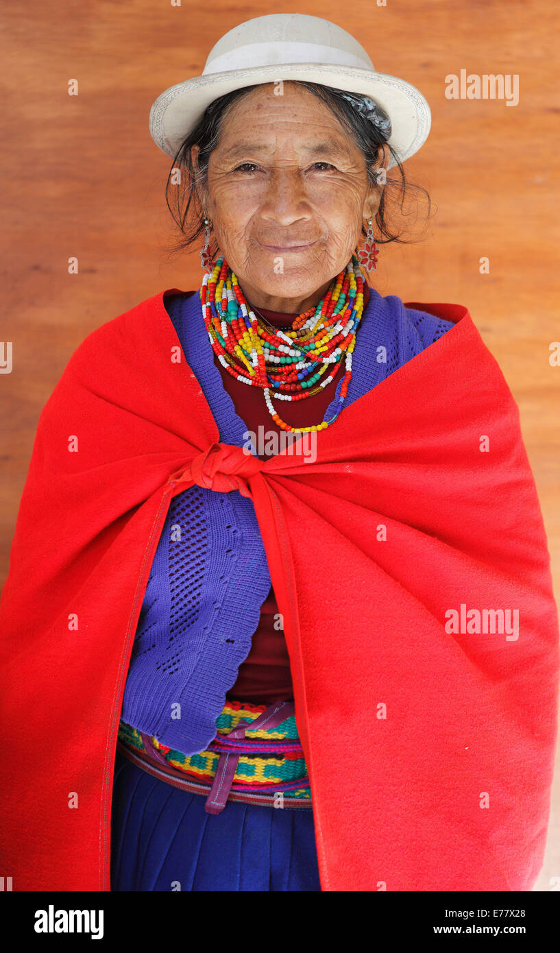 Indigena, donna indigena in costume tradizionale, Provincia del Chimborazo, Ecuador Foto Stock