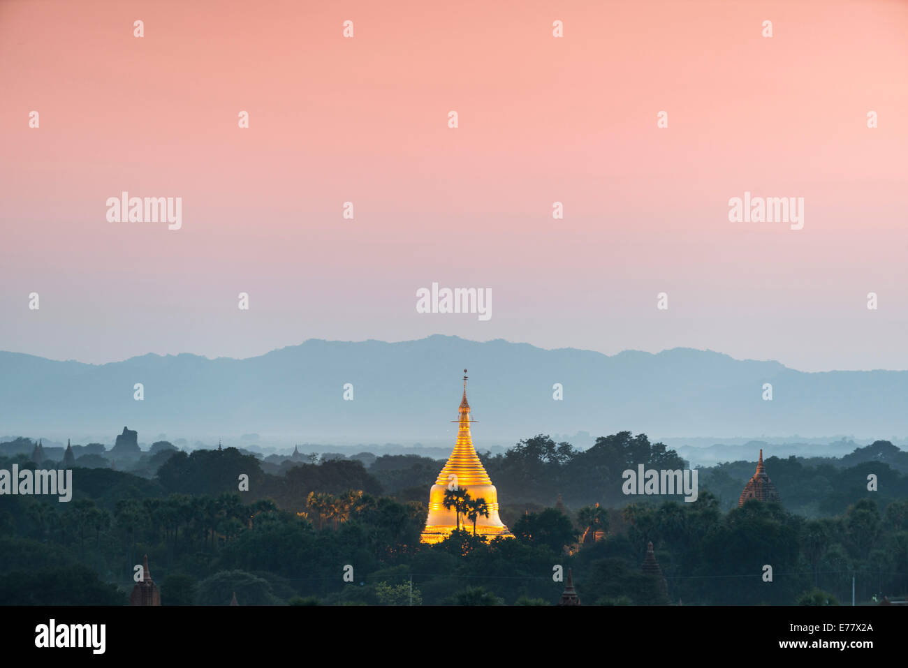Tramonto, templi, stupa e pagode nel complesso del tempio dell'altopiano di Bagan, Mandalay Division, o MYANMAR Birmania Foto Stock
