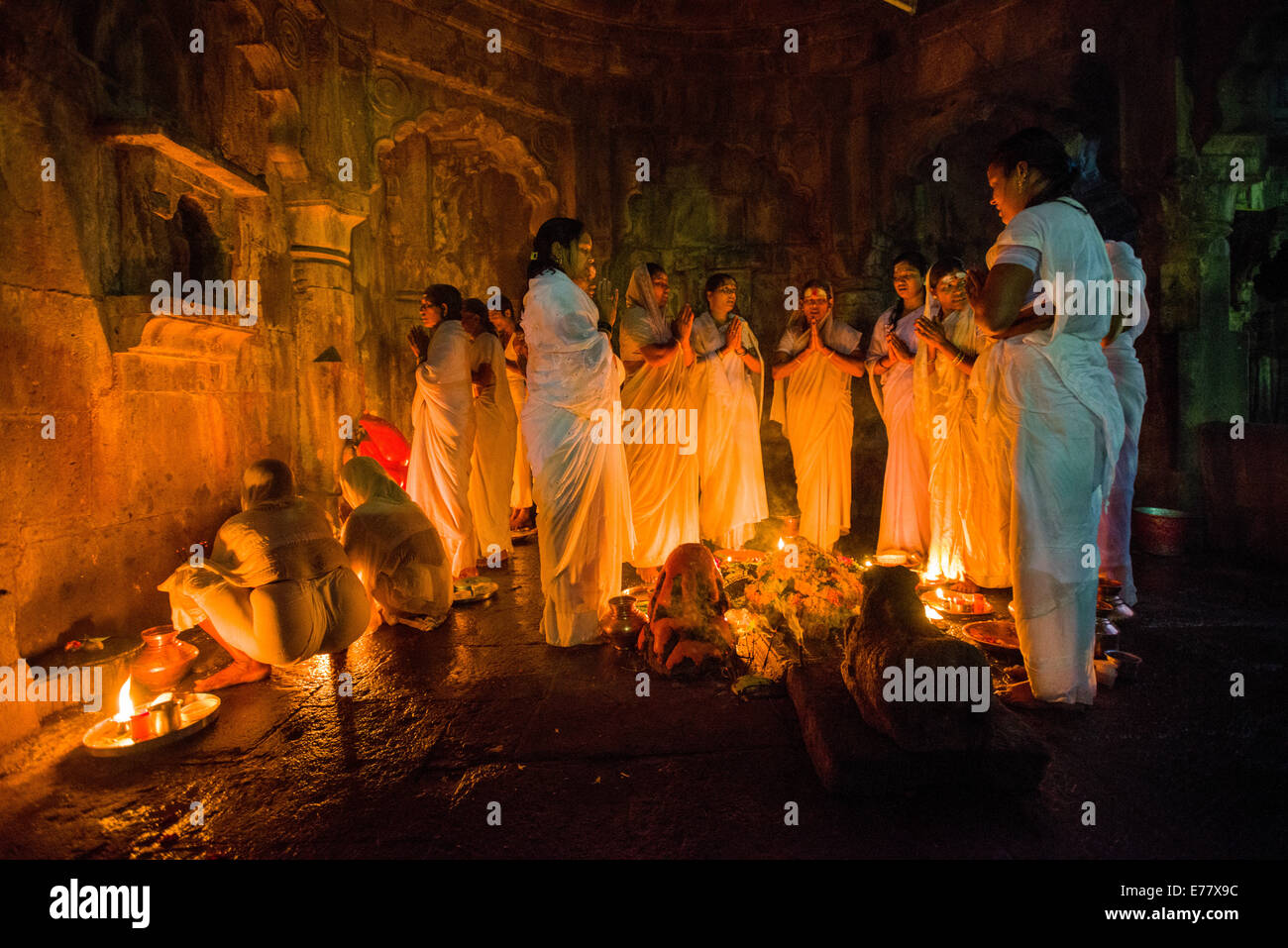 Un gruppo di donne è di eseguire un rituale, Trimbak, Maharashtra, India Foto Stock