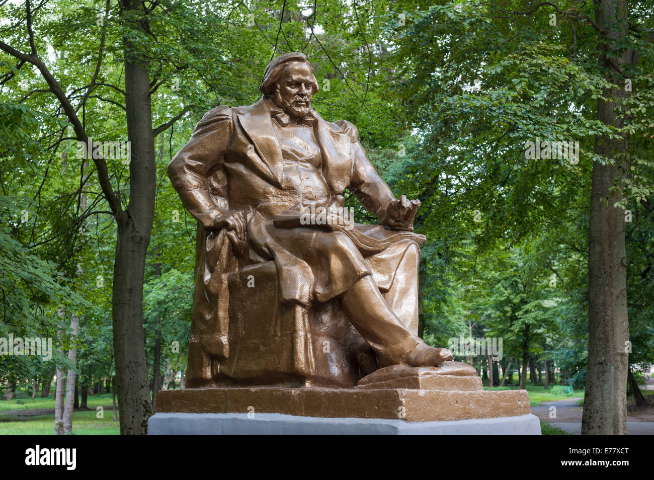 Monumento di Mikhail Ivanovich Glinka, il compositore russo, bronzo su un piedistallo di pietra in Jakobsruh Park, il nuovo design del parco come un Foto Stock