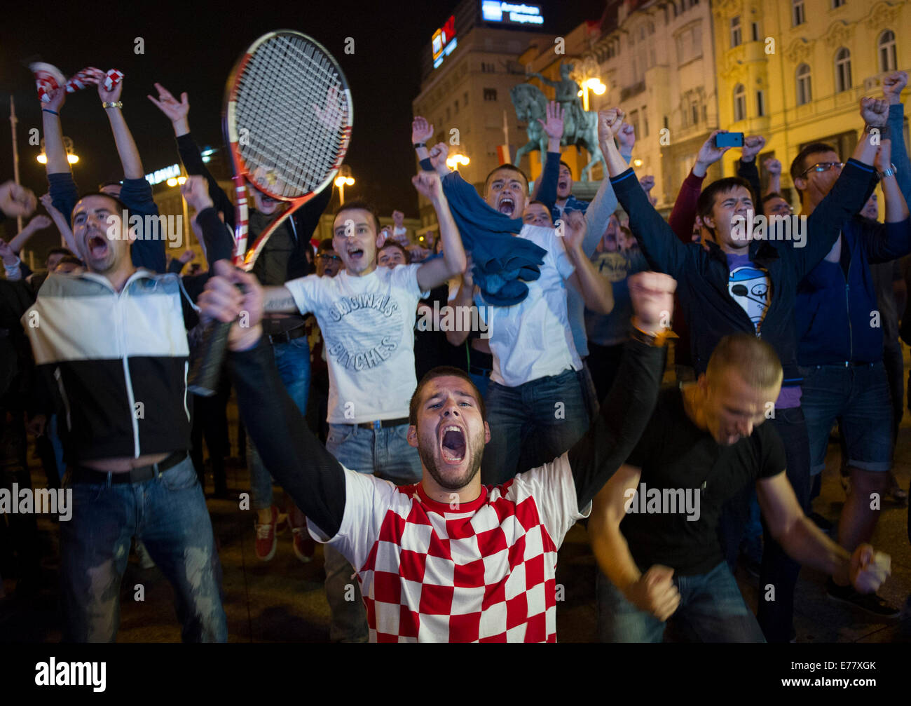 (140909) -- ZAGREB, Sett. 9, 2014 (Xinhua) -- croato gli appassionati di tennis celebrare mentre guardi il televisiva US Open partita finale tra Marin CILIC di Croazia e Kai Nishikori del Giappone a Zagabria in Croazia, Sett. 9, 2014. Migliaia di tifosi hanno guardato la partita su un grande schermo a Zagabria la piazza centrale. Cilic ha vinto il suo primo Torneo Grande Slam. (Xinhua/Miso Lisanin) Foto Stock