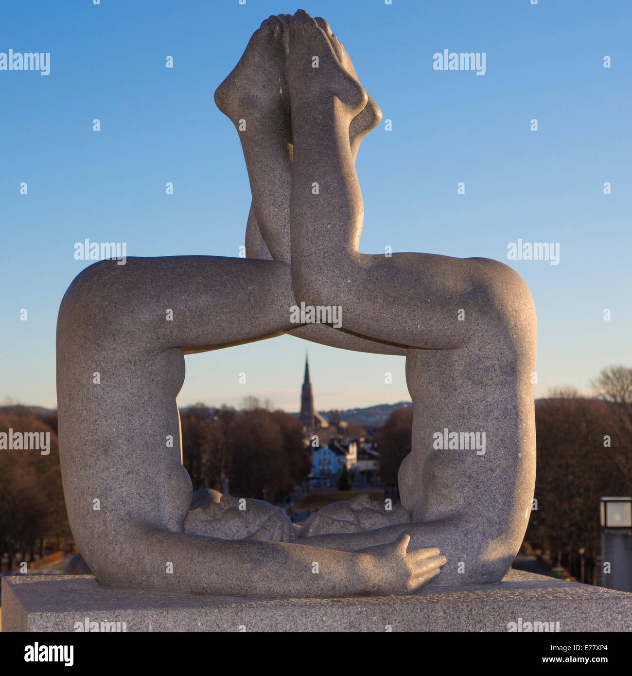Scultura di granito, un uomo e una donna uniscono in un acrobatico pongono, Vigeland installazione, Frogner Park, Oslo, Norvegia Foto Stock
