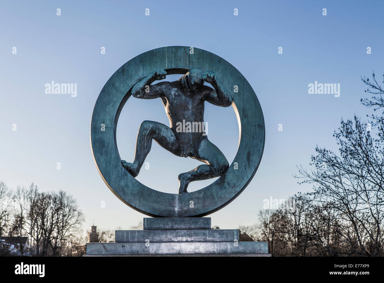 Scultura in bronzo uomo, lottando per la "ruota di vita", Vigeland installazione, Frogner Park, Oslo, Norvegia Foto Stock