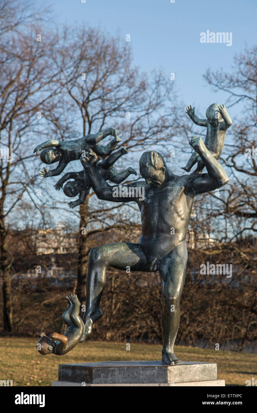 La scultura in bronzo di un padre di wrestling con quattro figli, Vigeland installazione, Frogner Park, Oslo, Norvegia Foto Stock