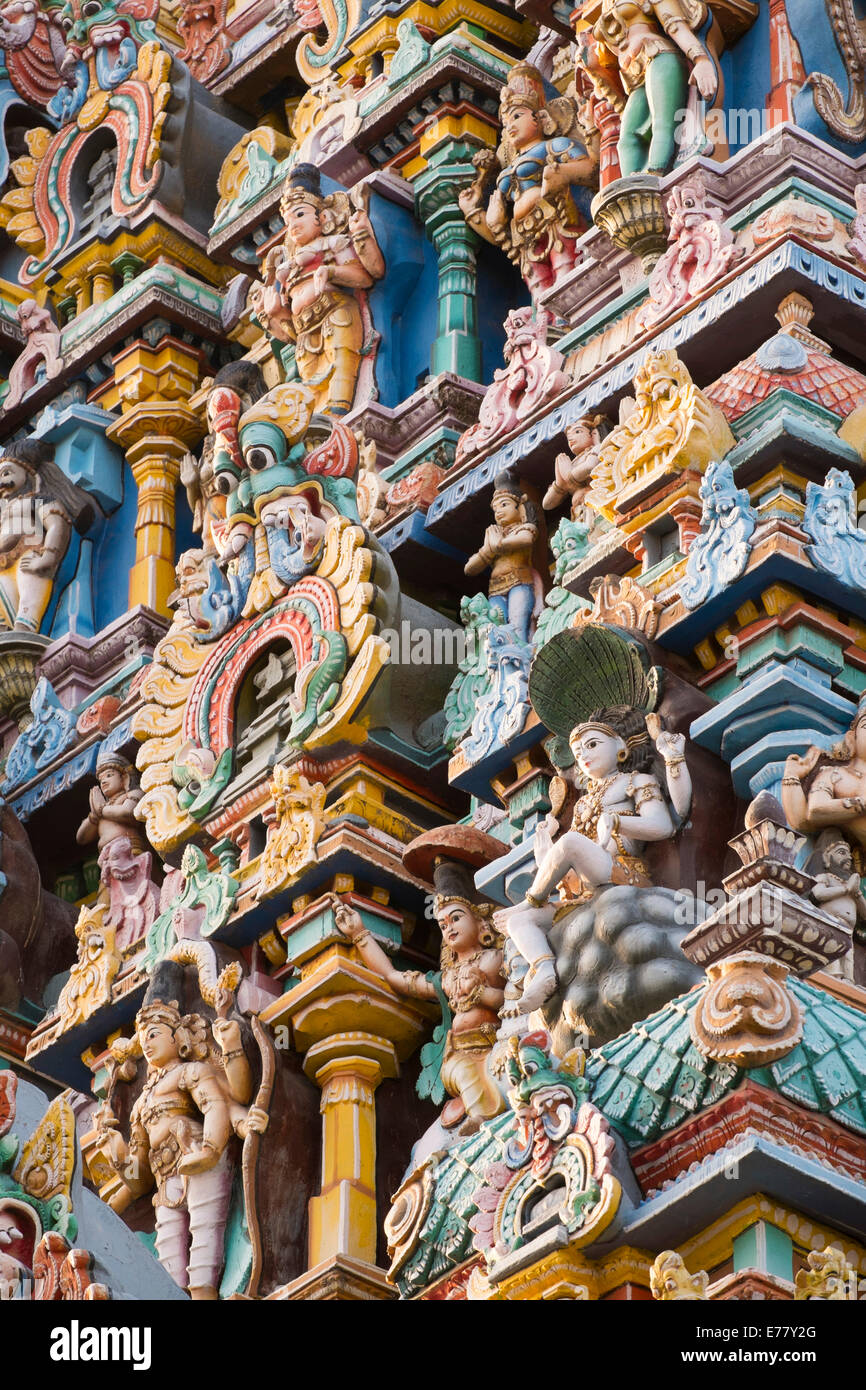 Ornato di statue sul Meenakshi Amman Tempio, Madurai, Tamil Nadu, India Foto Stock