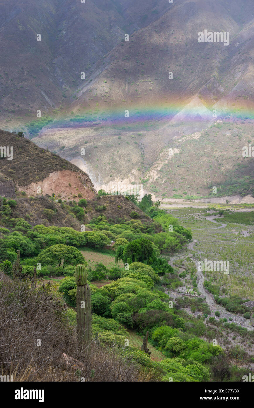Rainbow oltre la quebrada de escoipe valley, provincia di Salta, Argentina Foto Stock