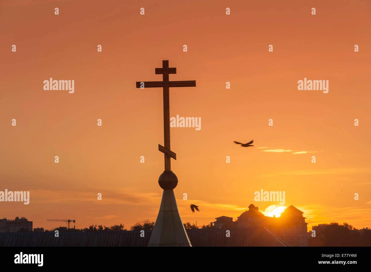 Croce di una chiesa ortodossa russa, tramonto, Zentralrajon, Kaliningrad Oblast di Kaliningrad, Russia Foto Stock