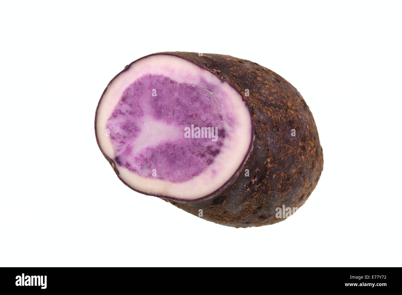 Potato, blu insalata di patate, tagliate a metà Foto Stock