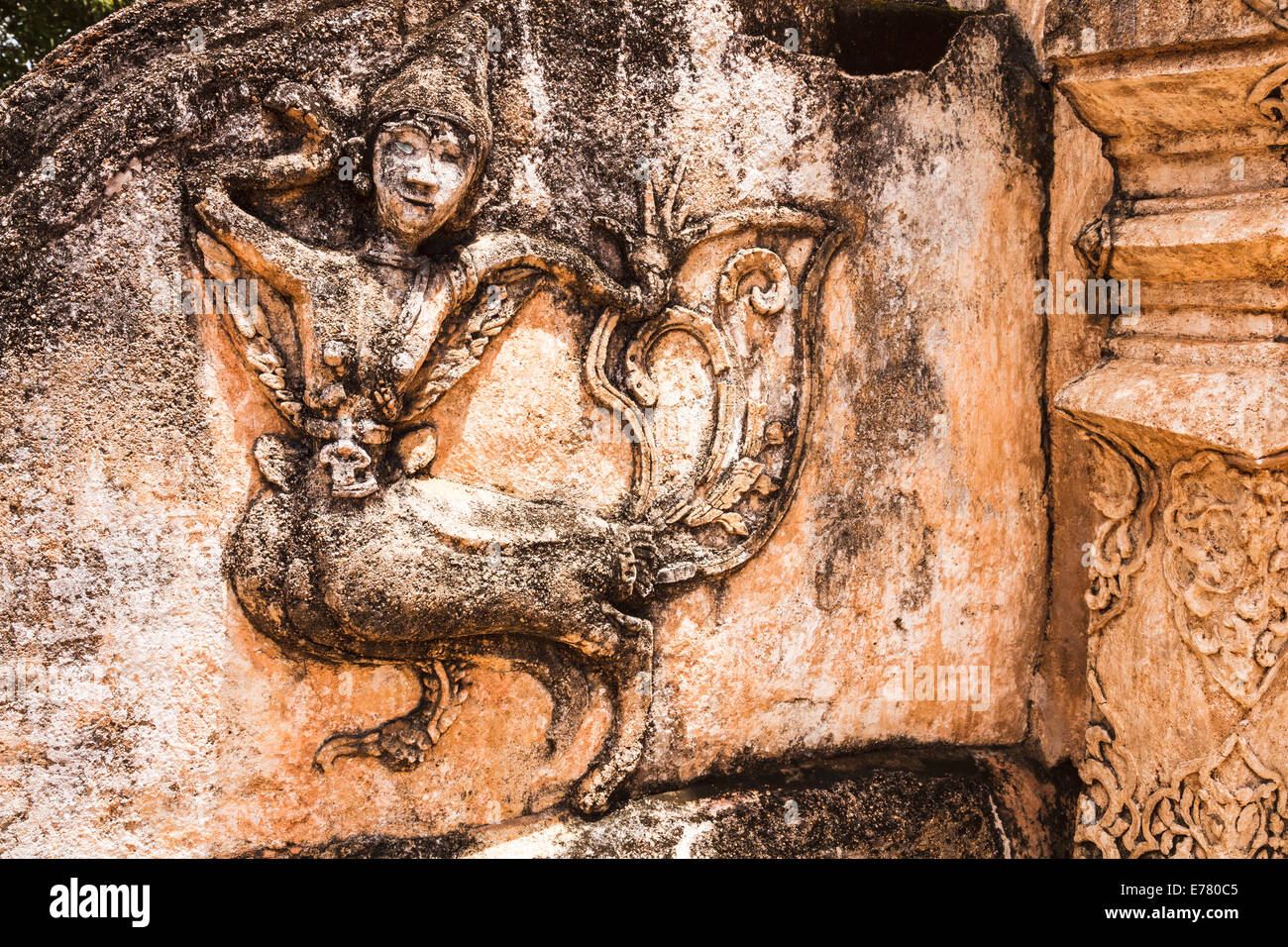 Antica scultura di kinnaree in corrispondenza della parete di stile Lanna tempio in Lampang, Thailandia Foto Stock
