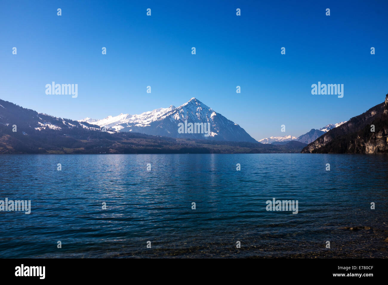 Thunersee con Niesen mountain in background, Svizzera Foto Stock