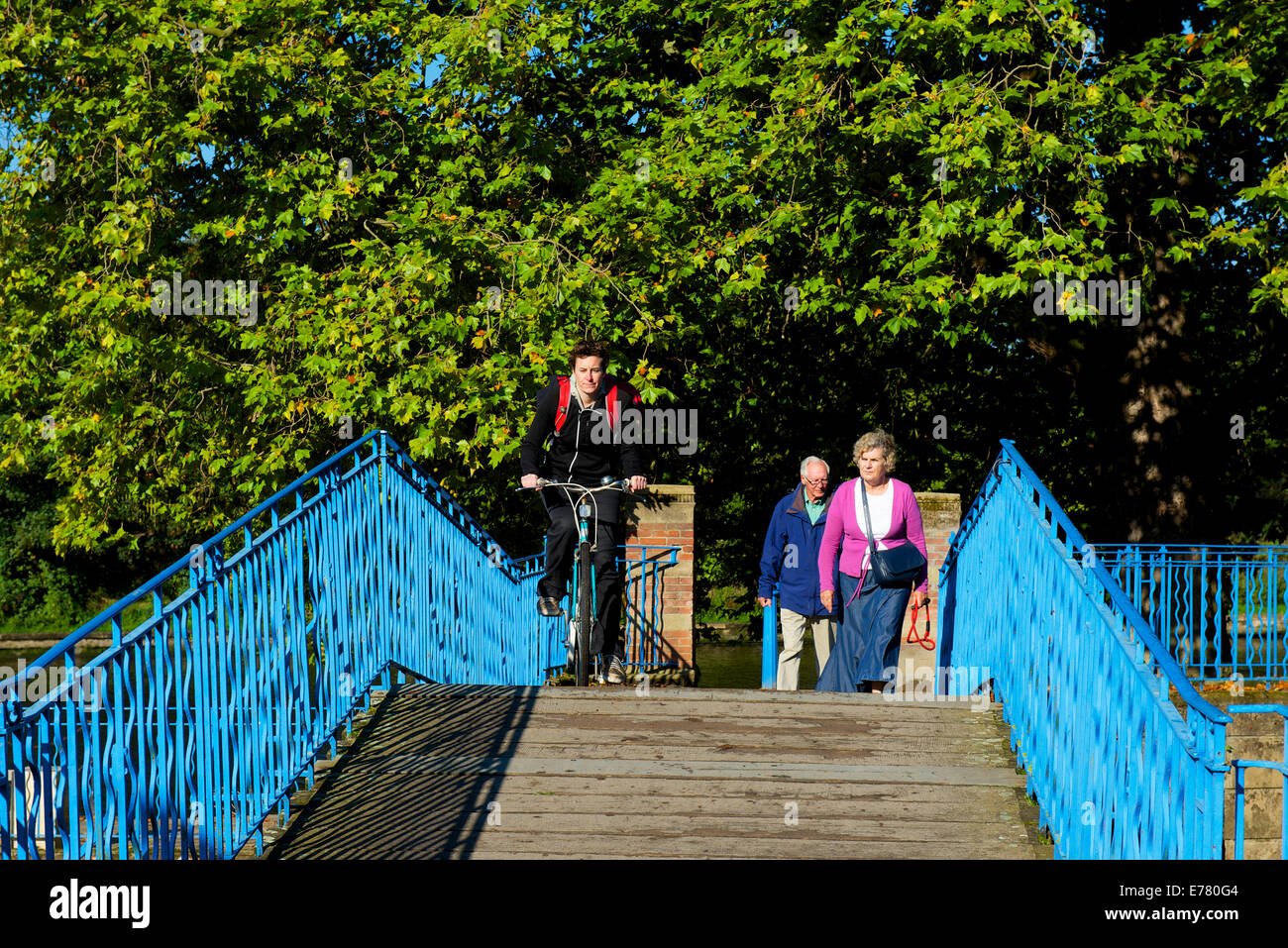 Camminatori e ciclisti sull'azzurro del ponte sul fiume Foss, York, North Yorkshire, Inghilterra, Regno Unito Foto Stock