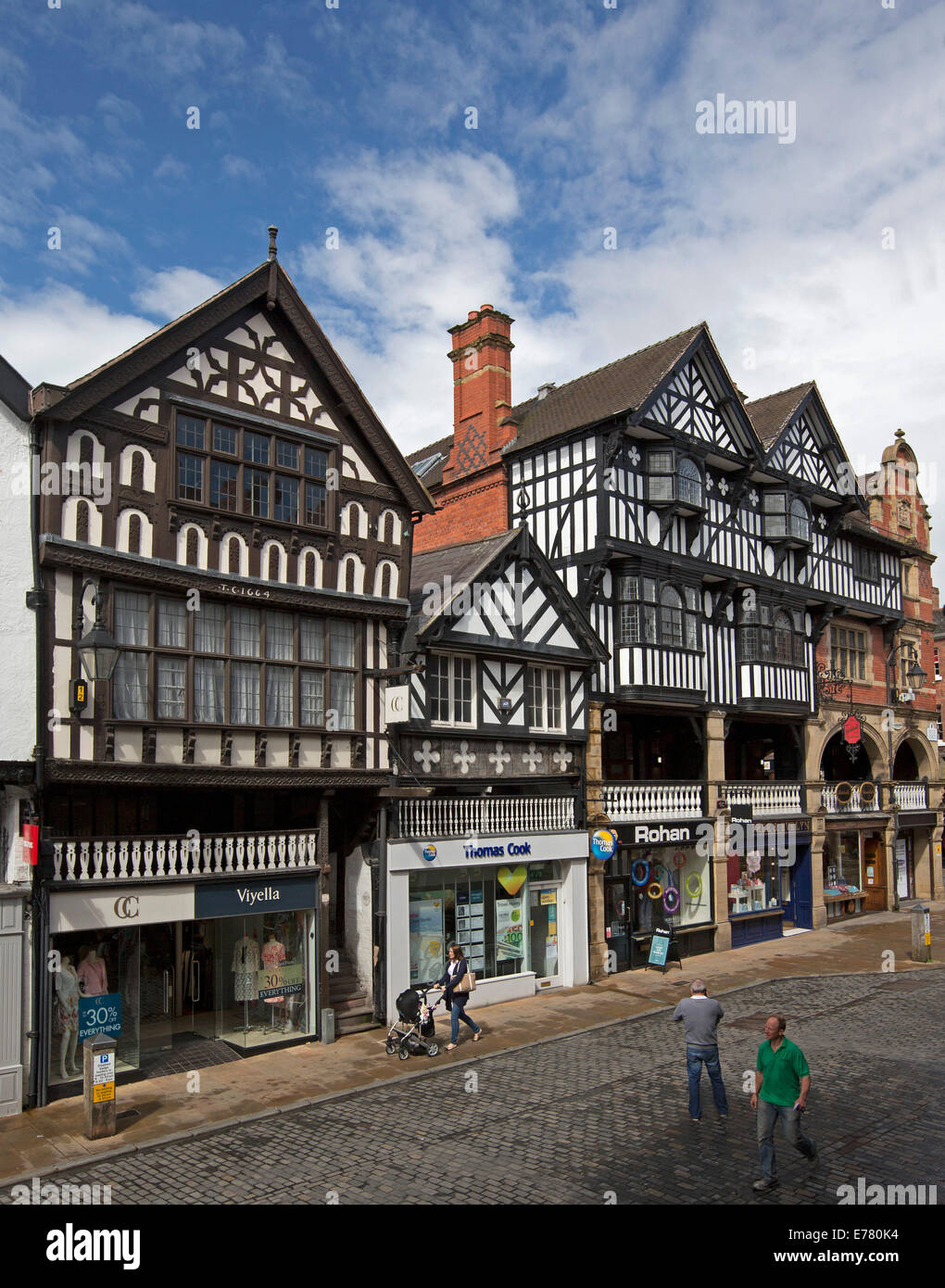 Iconico in bianco e nero del XIV secolo patrimonio edifici elencati accanto a più moderne strutture nella storica città inglese di Chester Foto Stock