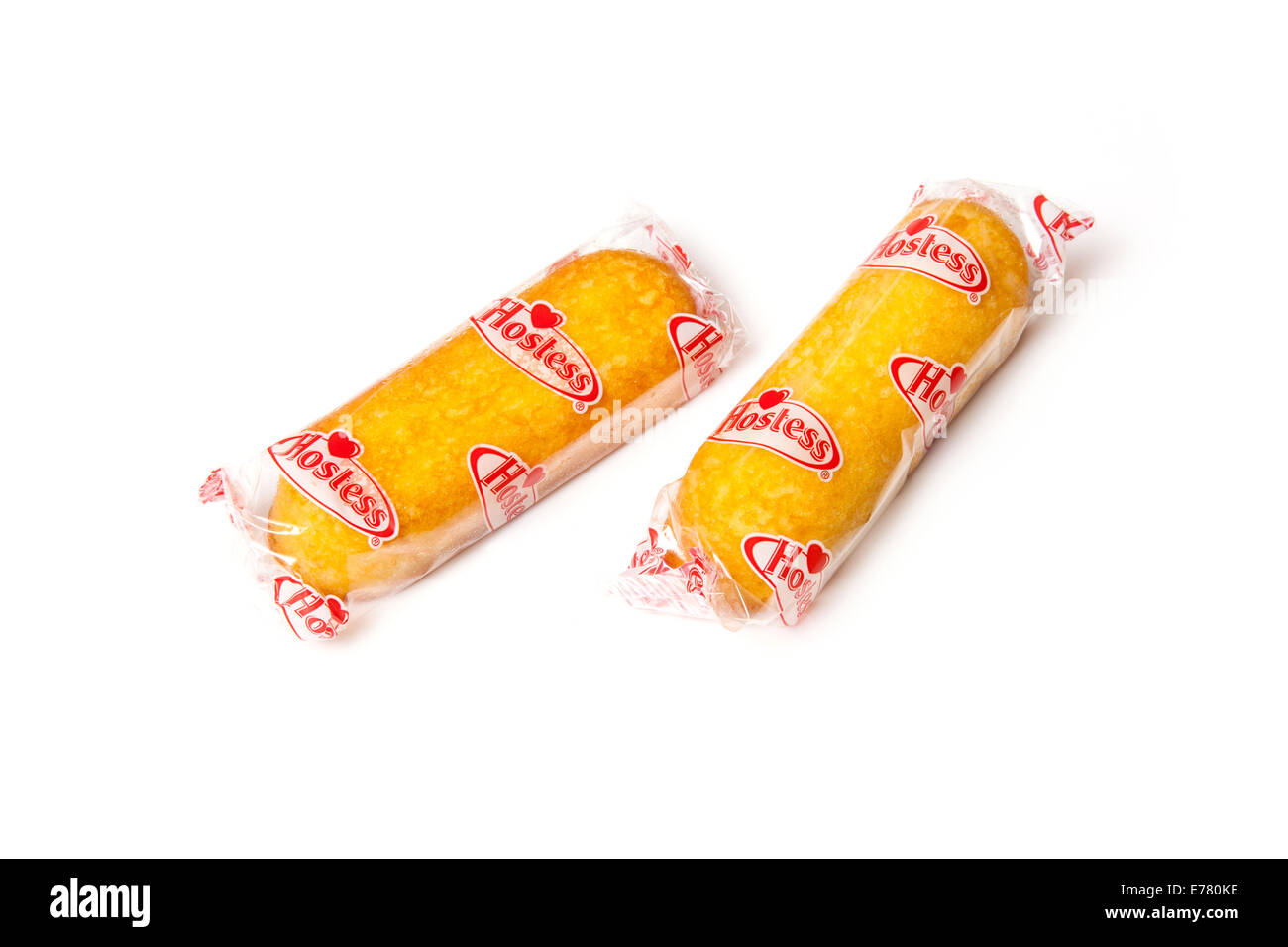 Twinkies americano riempito di crema torte a base di pan di spagna, isolato su una bianca di sfondo per studio. Foto Stock