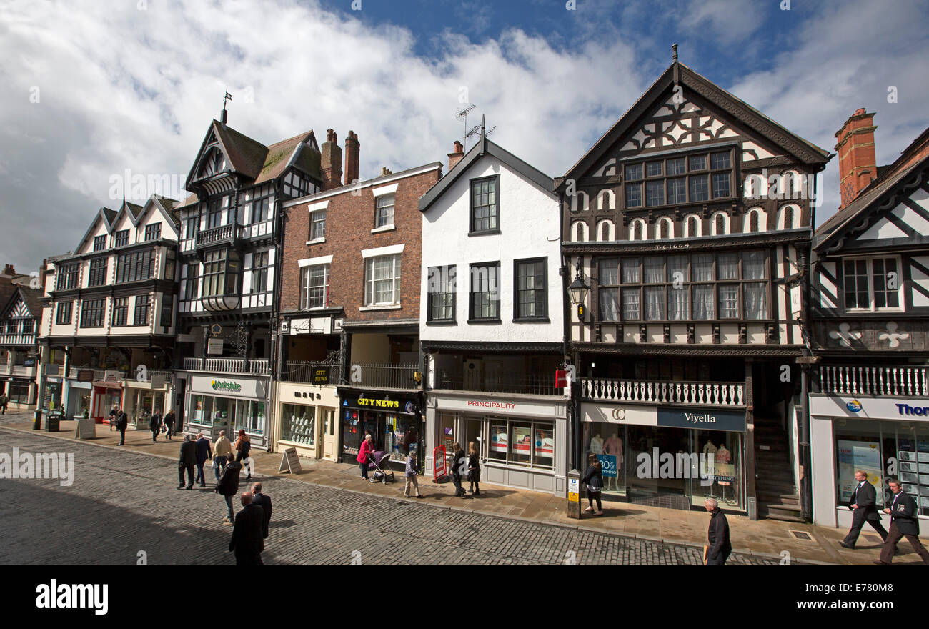 Iconico in bianco e nero del XIV secolo patrimonio edifici elencati accanto a più moderne strutture nella storica città inglese di Chester Foto Stock