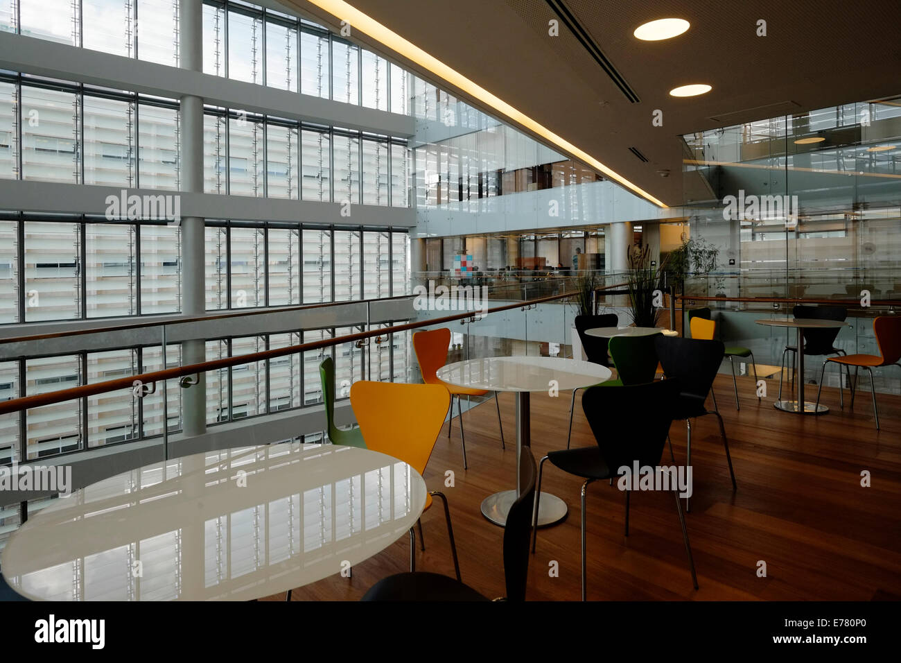 Tel Aviv, Israele. 09Sep, 2014. Interno del nuovo edificio dello Stock Exchange di Tel Aviv il 09 settembre 2014. La Borsa di Tel Aviv ha aperto ieri trading nel suo nuovo edificio a Tel Aviv. La costruzione del centro di computer è stato costruito secondo il principio della 'circa-il-orologio trading, ' e gli investimenti necessari per gestire i diversi scenari sono stati realizzati. Credito: Eddie Gerald/Alamy Live News Foto Stock