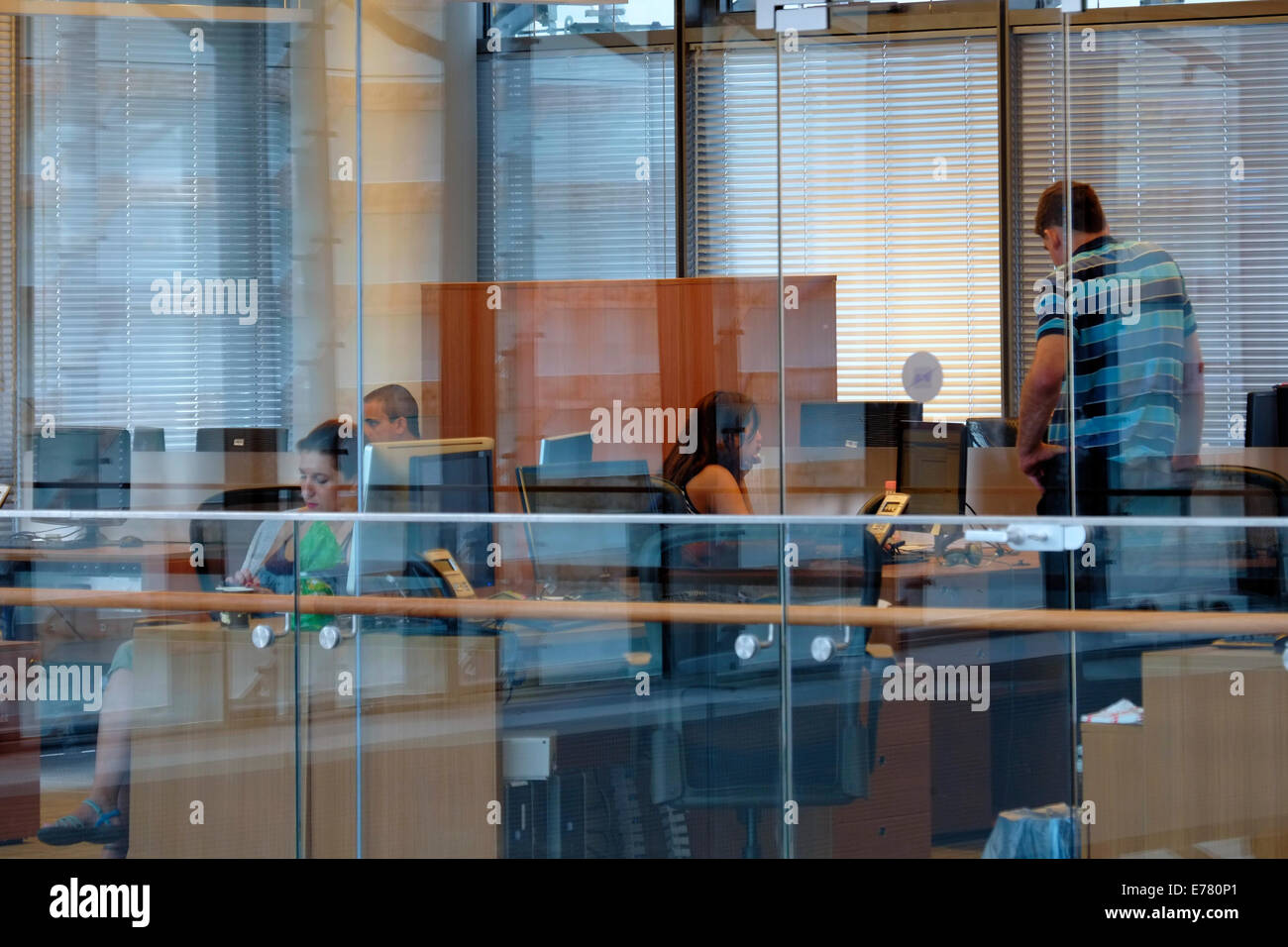 Tel Aviv, Israele. 09Sep, 2014. Le persone al lavoro sul nuovo edificio dello Stock Exchange di Tel Aviv il 09 settembre 2014. La Borsa di Tel Aviv ha aperto ieri trading nel suo nuovo edificio a Tel Aviv. La costruzione del centro di computer è stato costruito secondo il principio della 'circa-il-orologio trading, ' e gli investimenti necessari per gestire i diversi scenari sono stati realizzati. Credito: Eddie Gerald/Alamy Live News Foto Stock