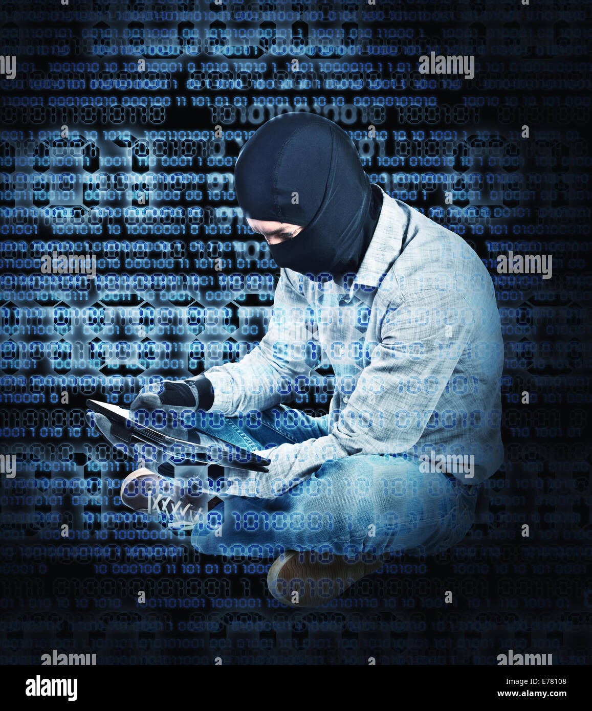 Hacker con tablet e sfondo astratto Foto Stock