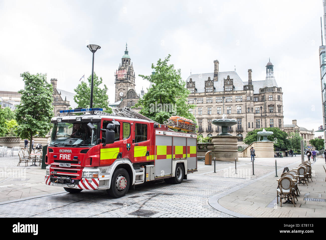 Un incendio del motore della neve nella pace dei giardini esterni Sheffield Town Hall, South Yorkshire England Regno Unito Foto Stock