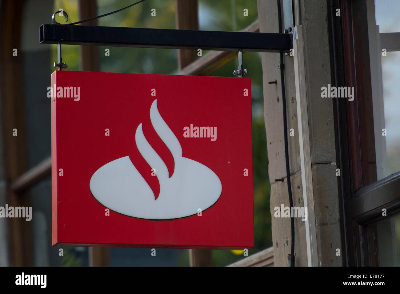 Banca Santander segno sulla strada alta. Foto Stock