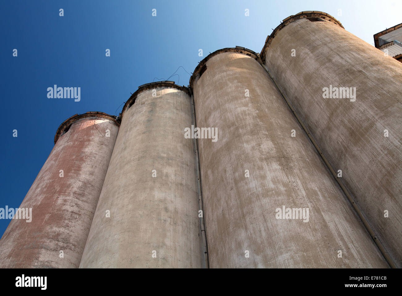 Fila di silos per il grano sotto il profondo blu del cielo Foto Stock