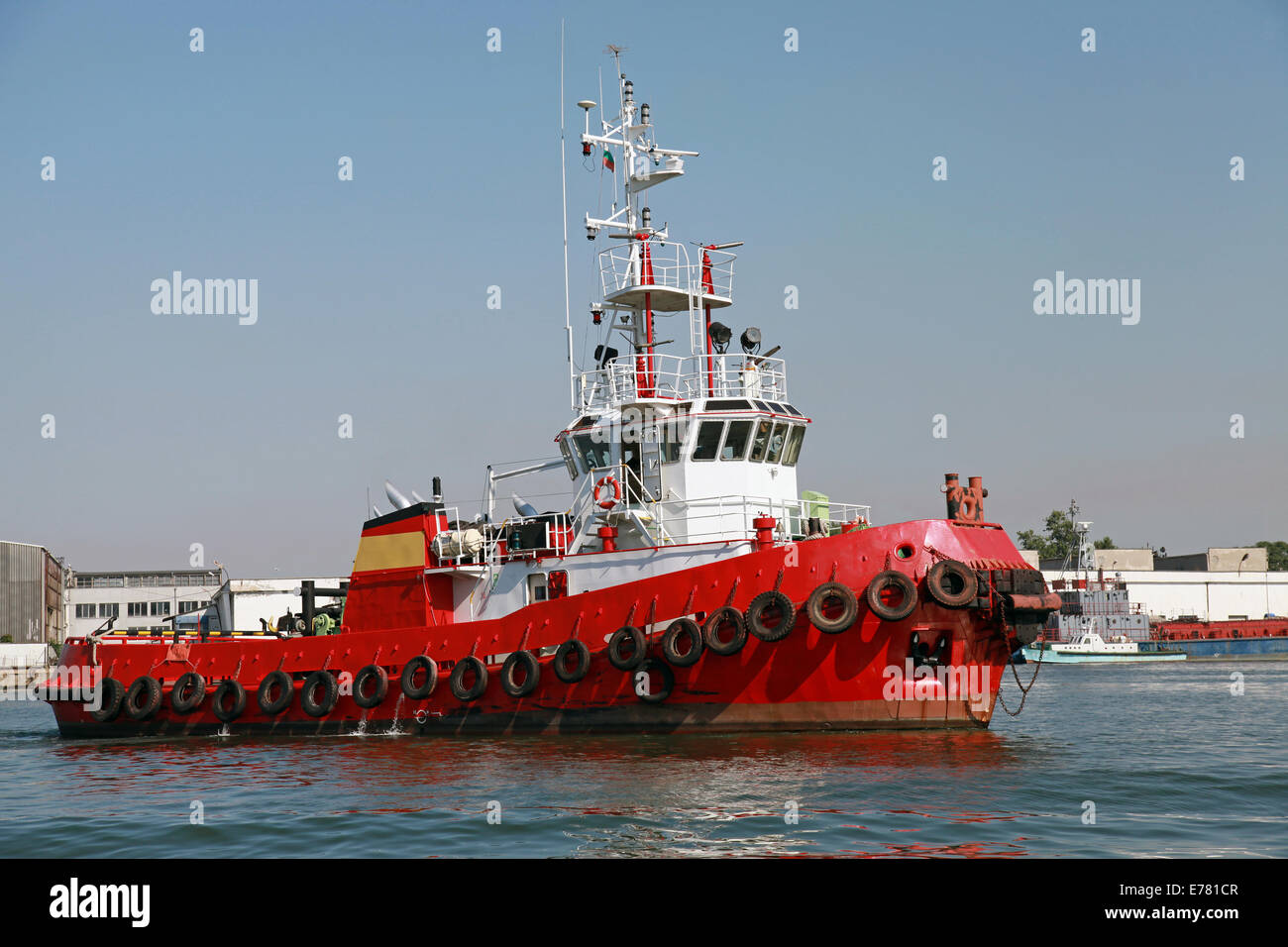 Rimorchiatore rosso è in corso sul Mar Nero, Bulgaria Foto Stock