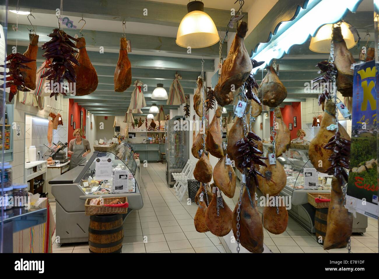 Francia, Paesi Baschi, Bayonne, tradizionale delicatessen nella strada commerciale della città vecchia, display di prosciutto di Bayonne Foto Stock