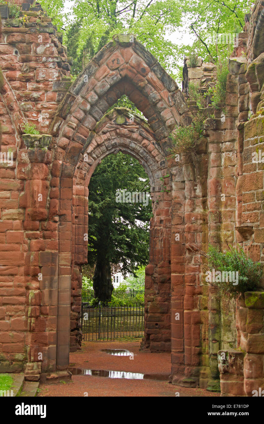 Le rovine della chiesa di San Giovanni Evangelista, con archi e pareti di mattoni rossi rivestito in emerald moss nella città inglese di Chester Foto Stock