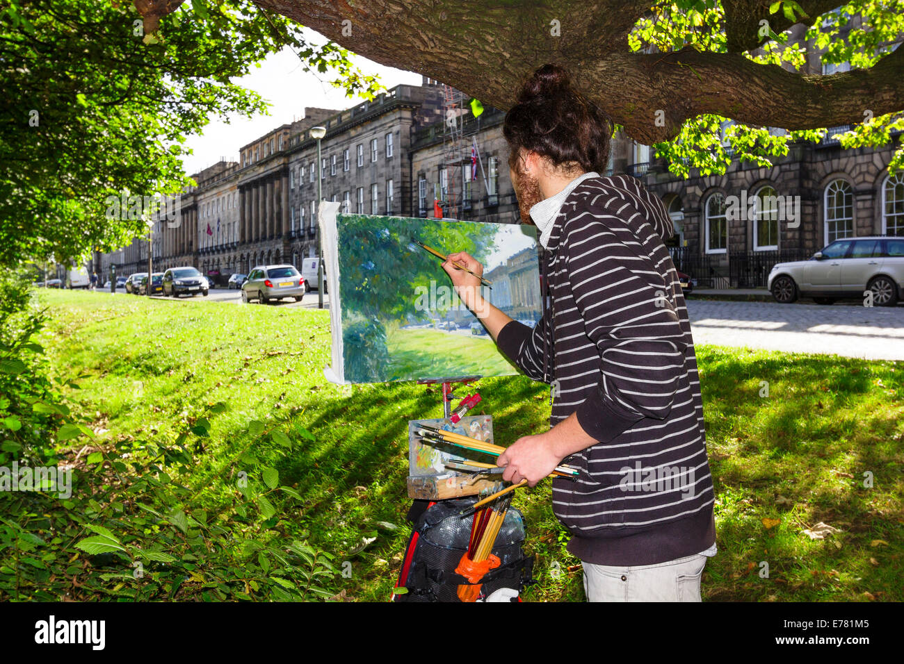 Artista lavora sulla pittura di scena di strada di Royal Terrace a Edimburgo, Scozia Foto Stock