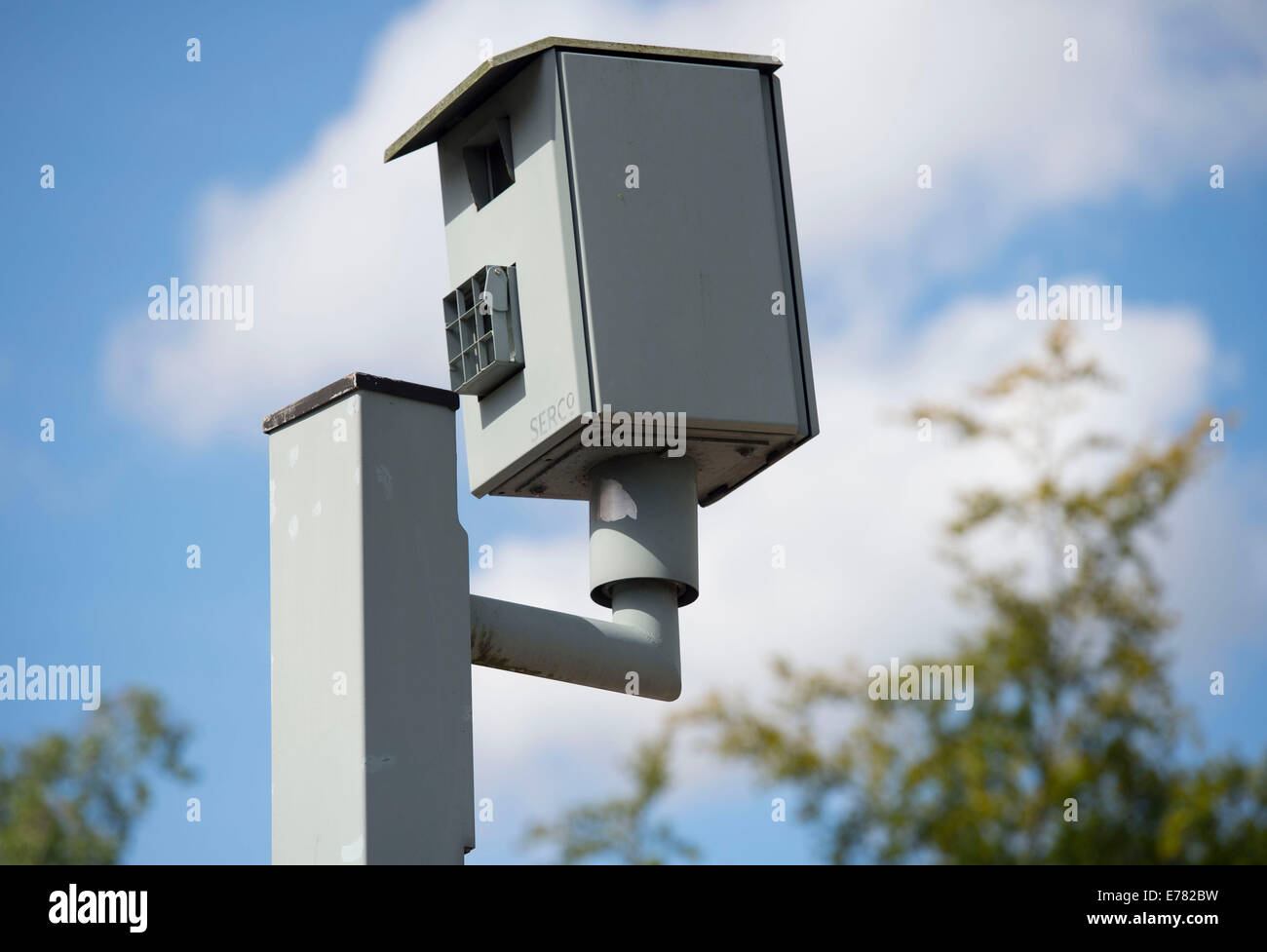 Un grigio Serco semaforo rosso fotocamera a un bivio. Foto Stock