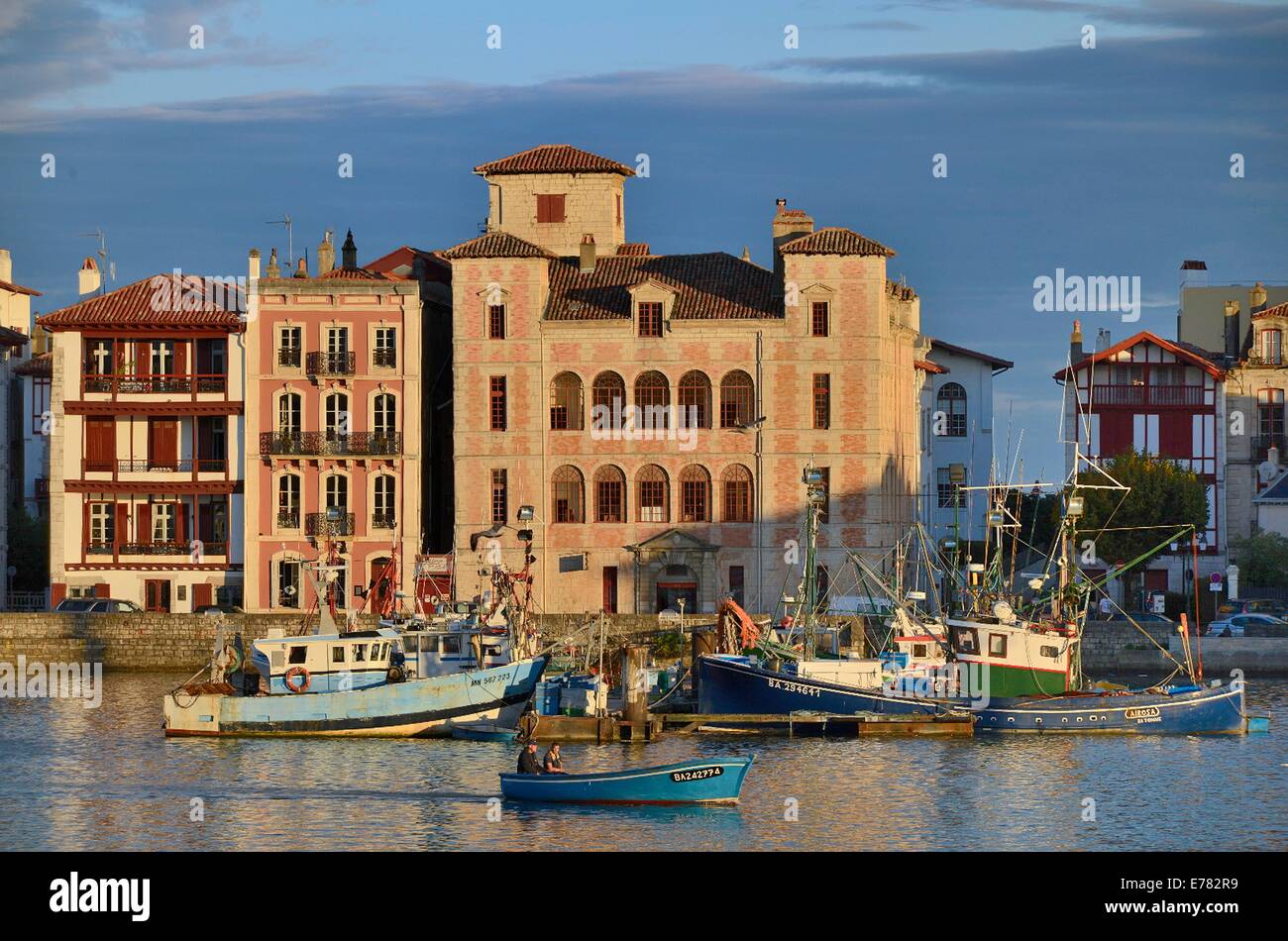 Francia, Paesi Baschi, Saint-Jean-de-Luz, le navi per la pesca a strascico e la casa dell'Infanta Foto Stock